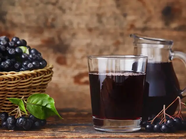Sok z aronii: na co pomaga? Serce, odporność, wzrok i więcej!