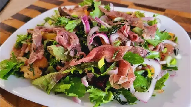 Jaką szynkę do sałatki wybrać, by uniknąć mdłego smaku?