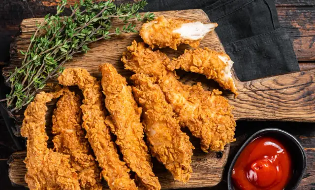 Ile piec filet z kurczaka, aby był soczysty i pełen smaku