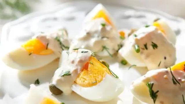 Jaką surówkę do jajek w sosie musztardowym wybrać, by zaskoczyć?