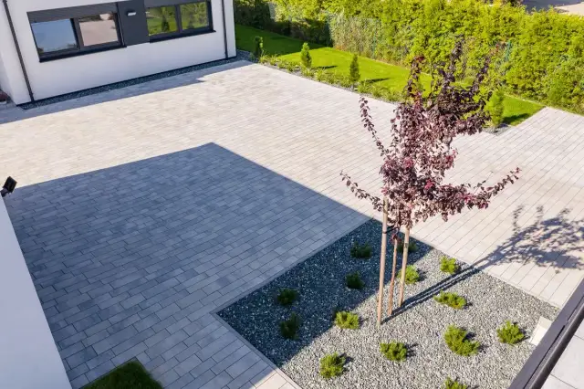 Jaki kolor kostki na podjazd? Dopasuj do domu i zapomnij o plamach!