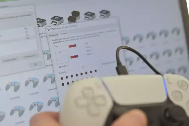 DualSense na PC kablem USB: Podłącz, graj i poczuj haptykę!