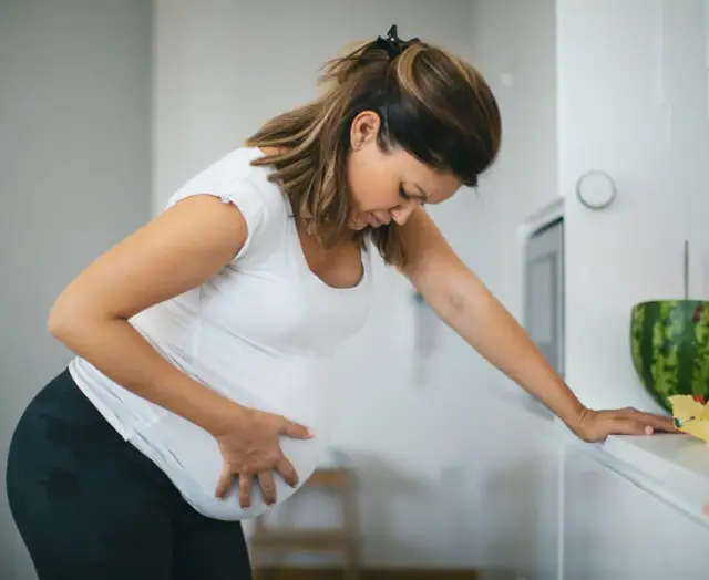 Skurcze co 20 minut: Czy to poród? Jak działać?