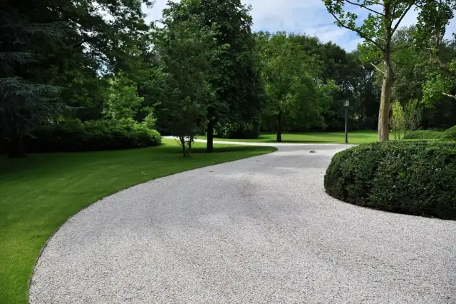 Podjazd: Jak utwardzić? Materiały, koszty, błędy kompletny poradnik