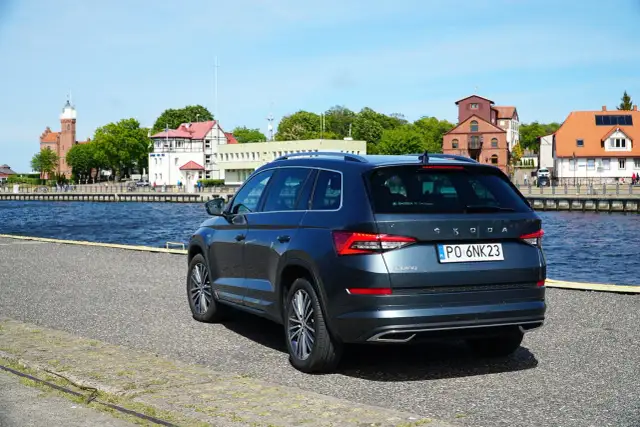 Warszawa-Ustka 2026: Samochód czy pociąg? Najszybciej nad morze!