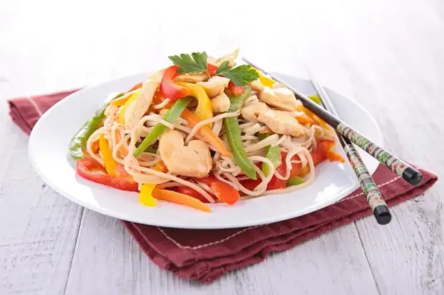 Szybkie spaghetti z sosem słodko kwaśnym, które zachwyci każdego