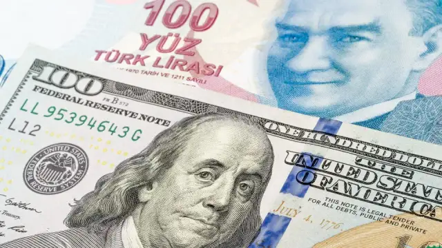 Dolar amerykański i turecka lira. W Turcji główną walutą jest lira, ale dolar jest powszechnie akceptowany.