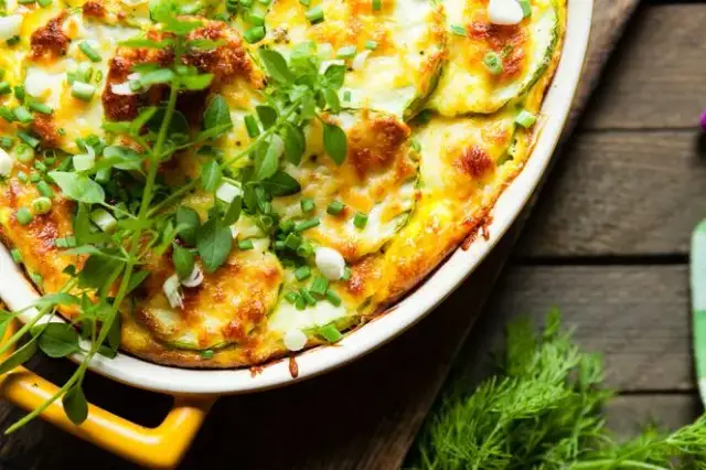 Zapiekanka z bakłażana, cukinii i ziemniaków - łatwy przepis na obiad