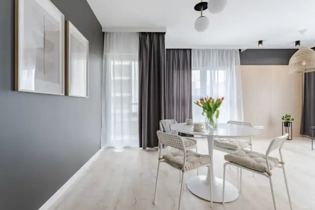 Jakie kolory pasują do szarej kanapy? Stwórz salon marzeń!