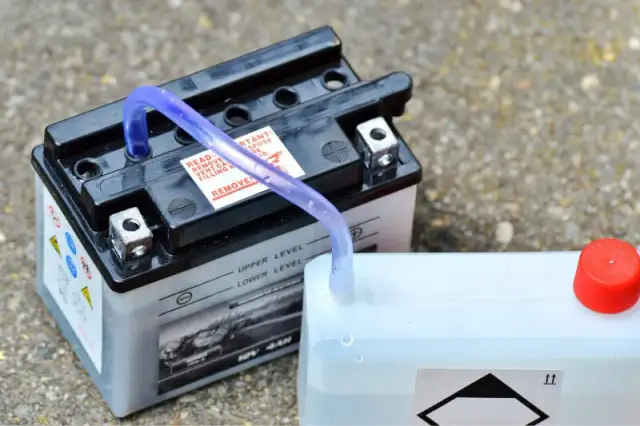 Ile ładować akumulator motocyklowy? Sprawdź skuteczne metody ładowania