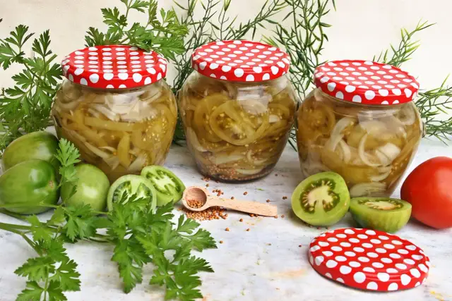 Prosta sałatka z zielonych pomidorów na zimę. Sposób na pyszne przetwory