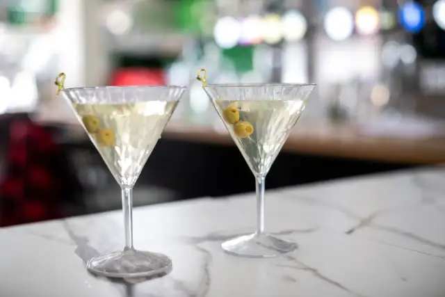 Najlepsze kieliszki do koktajli – wybierz idealne szkło do drinków