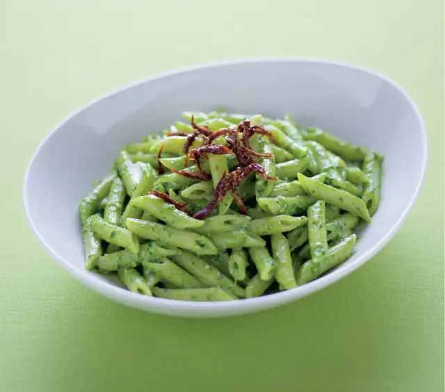 Penne z pesto: szybkie przepisy na pyszne dania z makaronem
