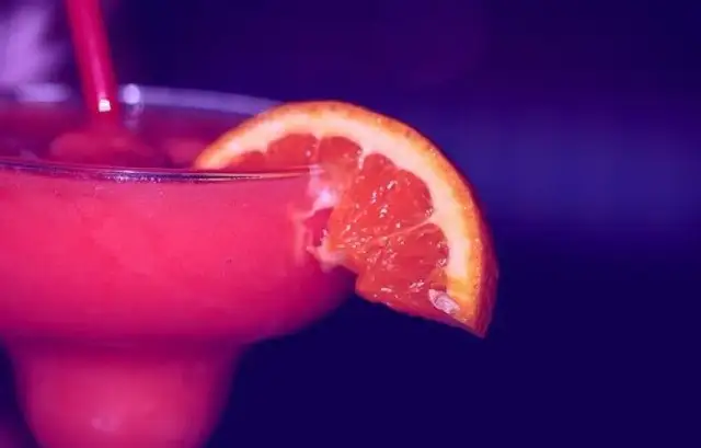 Różowy drink: najlepsze przepisy na koktajle i orzeźwiające napoje
