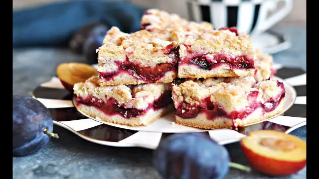 Mała cukierenka: łatwe przepisy na pyszne ciasto ze śliwkami