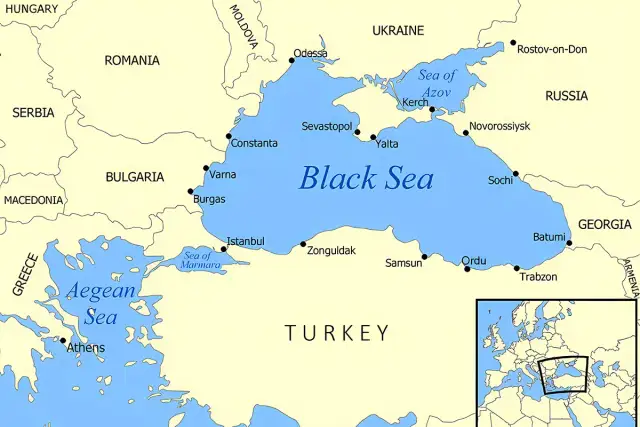 Mapa Morza Czarnego z zaznaczonym portem na Krymie, Sewastopolem, oraz innymi miastami nad jego brzegami.