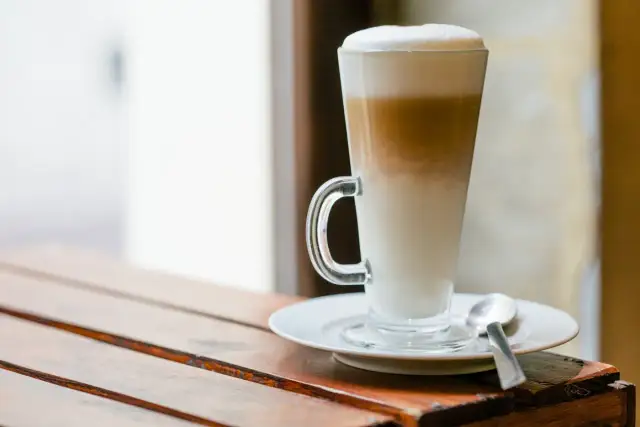 Czy kawa z mlekiem roślinnym jest zdrowa? Odkryj ukryte zagrożenia