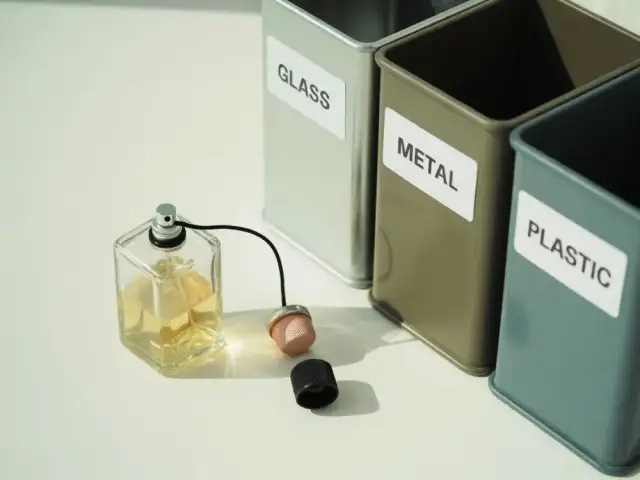 Gdzie wyrzucić flakon po perfumach? Szkło, plastik, resztki.