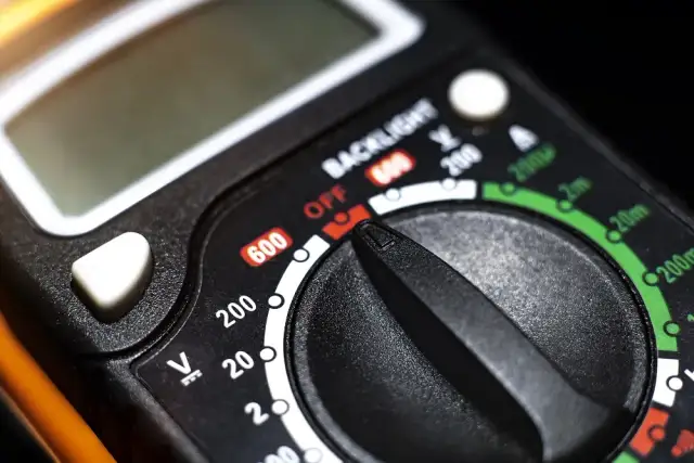 Jaki multimetr wybrać? Poradnik eksperta bezpieczeństwo i precyzja