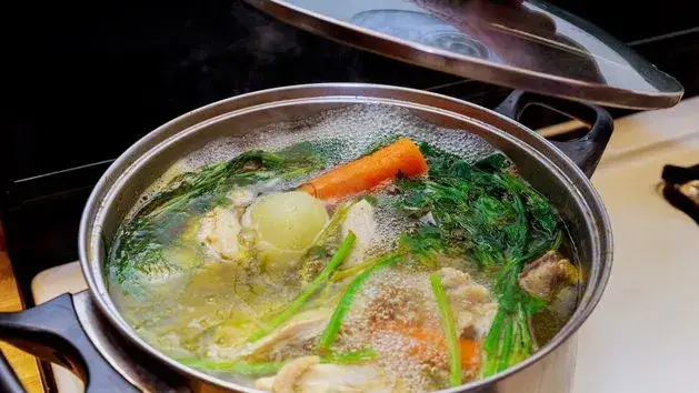 Czy zupę z lodówki trzeba zagotować, aby uniknąć zatrucia?