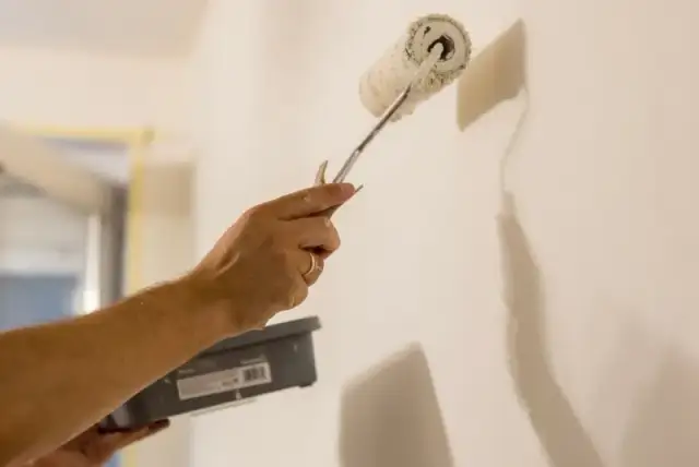 Malowanie mieszkania ile kosztuje? Sprawdź, co wpływa na ceny!