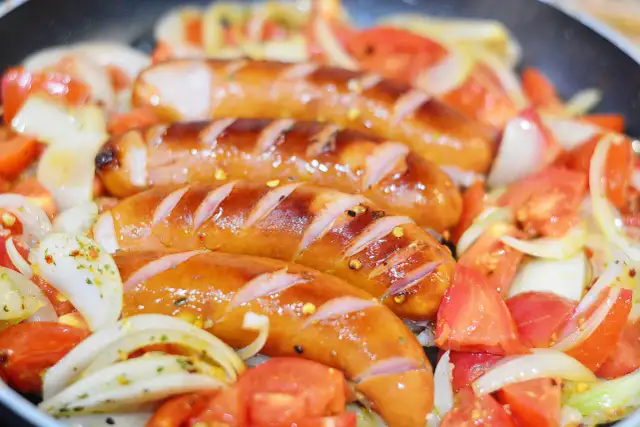 Co na obiad z kiełbasą? Pyszne przepisy, które zaskoczą smakami