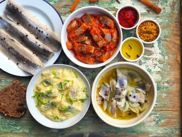 Domowy śledź: od morza do stołu. Jak go przygotować idealnie?