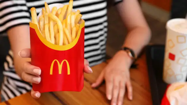 Ile kosztują duże frytki w maku? Zaskakujące ceny i porady