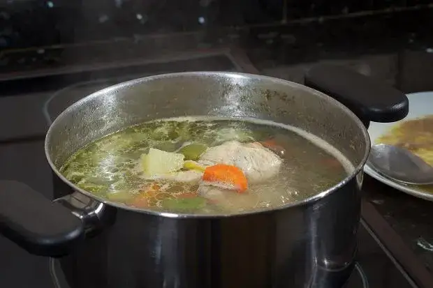 Przesolona zupa? Uratuj obiad! Sprawdzone domowe sposoby