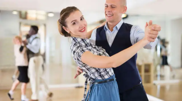Jak się ubrać na kurs tańca towarzyskiego, aby czuć się swobodnie