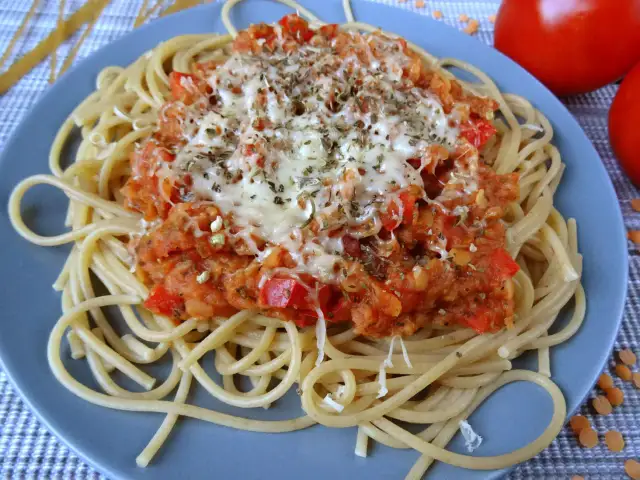Szybkie spaghetti z czerwoną soczewicą: wegańskie bolognese w 30 min