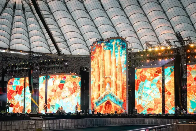 Wielkie ekrany rozświetlają stadion, tworząc barwną mozaikę. To roztanczony narodowy transmisja, gdzie sztuka i muzyka łączą się w widowiskowym spektaklu.