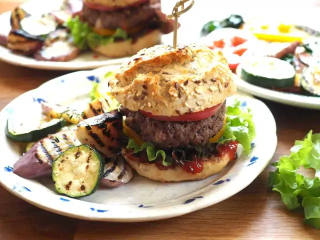 Ile piec burgery wołowe w piekarniku? Sekrety soczystości