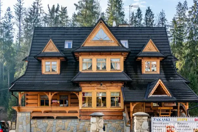 Małe Ciche: Gdzie zjeść? Odkryj smaki Podhala i karczmy z widokiem!