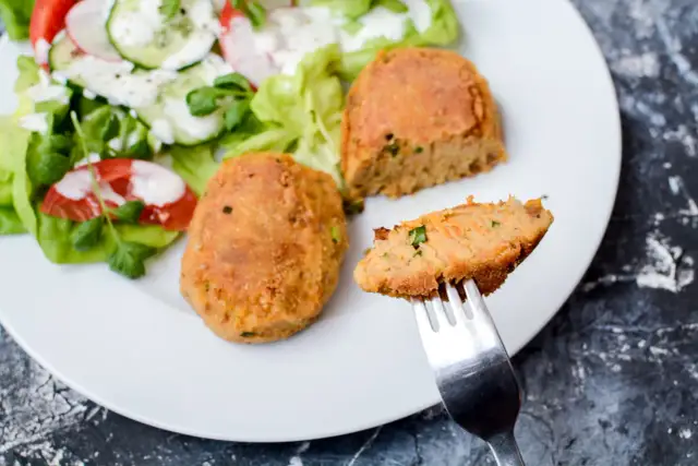 Jak skutecznie skleić kotlety wegańskie, aby się nie rozpadały
