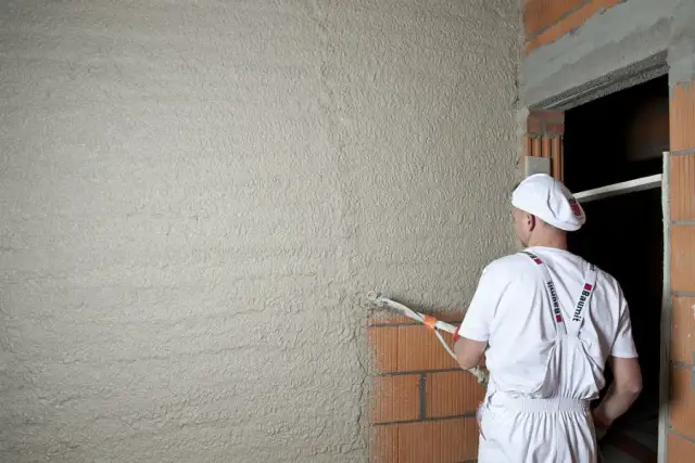 Czy gruntować tynki cementowo-wapienne przed szpachlowaniem? Kluczowe korzyści.