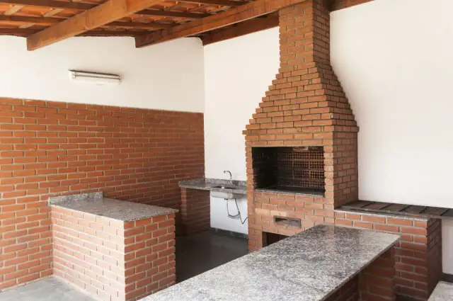 Solidny grill murowany projekt z cegły, z blatem granitowym i zlewem. Idealne miejsce na letnie spotkania.