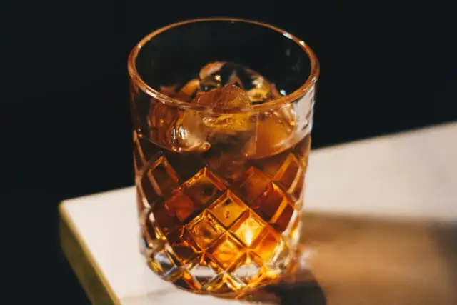 Ile cukru zawiera whisky? Zaskakujące fakty o jej składzie
