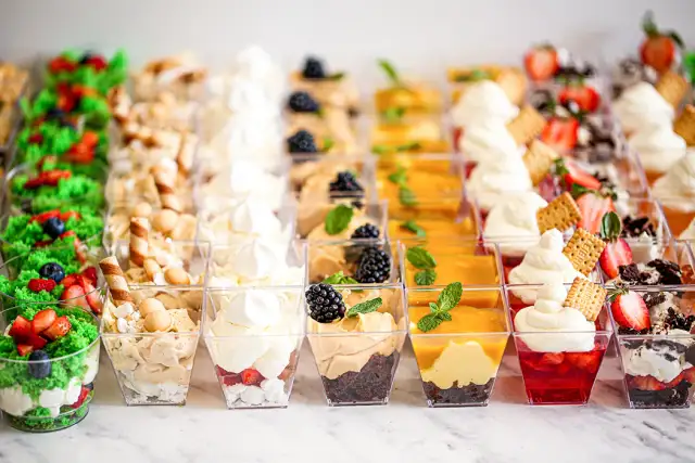 Słodki stół: Pomysły na małe desery. Klasyka, trendy i porady