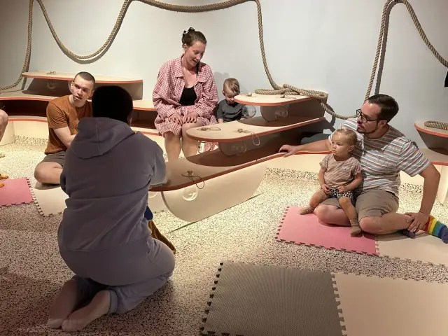 Sensoryczny labirynt muzyczny: Odkryj rozwój zmysłów dziecka!