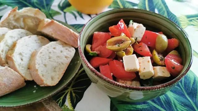 Mediterraner Salat: Feta, Tomaten & mehr Ihr einfaches Rezept