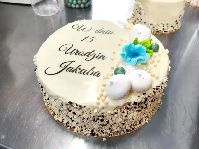 Piękny napis na torcie bez rękawa? Zobacz, jakie to proste!