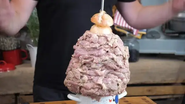 Domowy kebab: przepis na idealne mięso jak z budki (bez rożna)