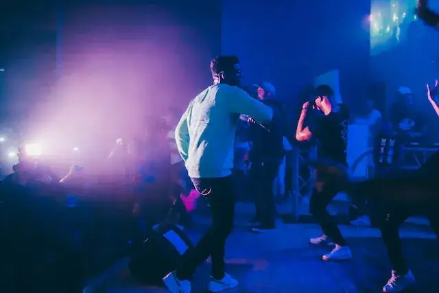 Jak się ubrać na koncert hip-hopowy i nie popełnić modowej wpadki