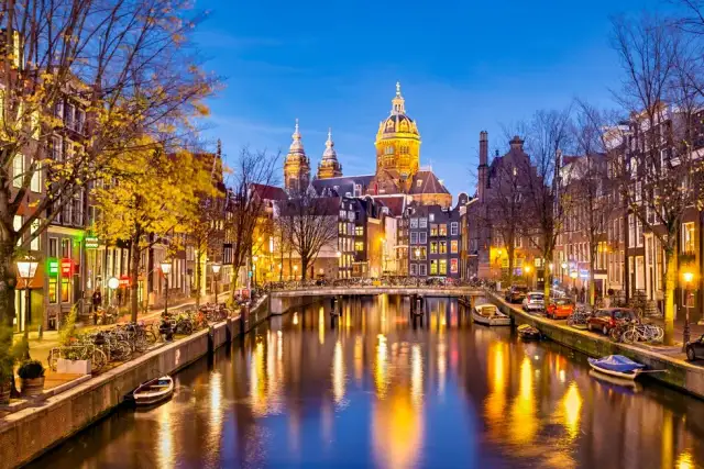 Gdzie leży Amsterdam? Odkryj jego wyjątkowe położenie w Holandii