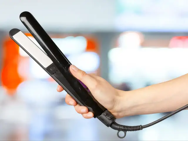 Jak wyczyścić prostownicę? Domowe sposoby na czyste płytki