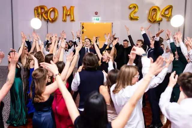 Ile kosztuje fotograf na studniówkę? Sprawdź ceny i oferty w Polsce