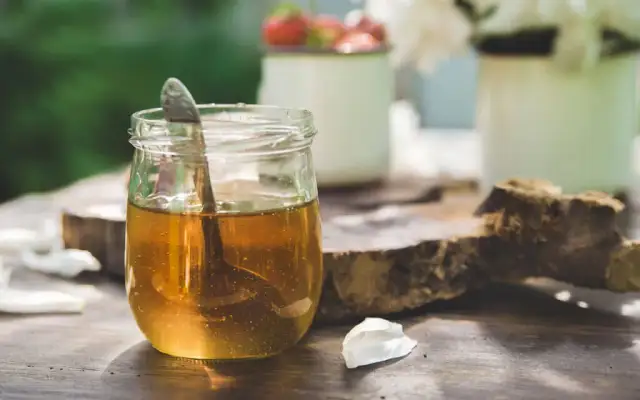 Czy miód jest wegański? Poznaj etyczne powody i alternatywy