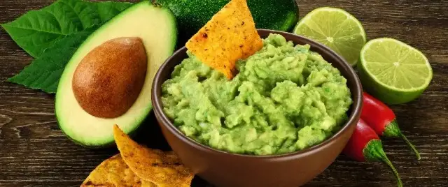 Jak zapobiec ciemnieniu guacamole? Proste sposoby na świeże awokado