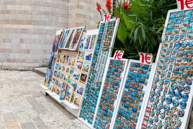 Stoisko z pamiątkami, magnesami i obrazkami. Idealne miejsce, by znaleźć coś, co warto przywieźć z Czarnogóry.